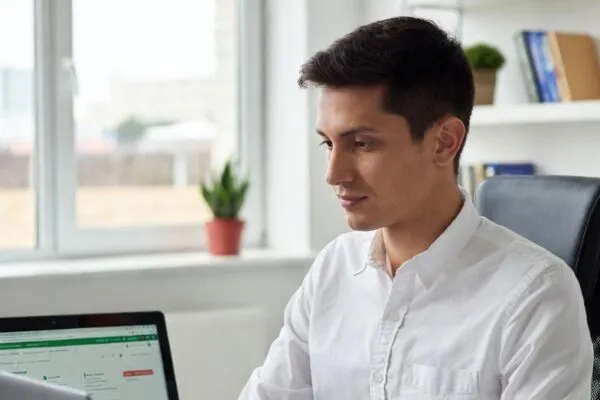 empreendedor acessando a plataforma Contrata+Brasil no computador em estilo burocrático digital gov.br, com interface oficial do governo federal