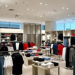 Interior de loja da Uniqlo no estilo japonês minimalista – por que a marca desistiu do Brasil em 2025