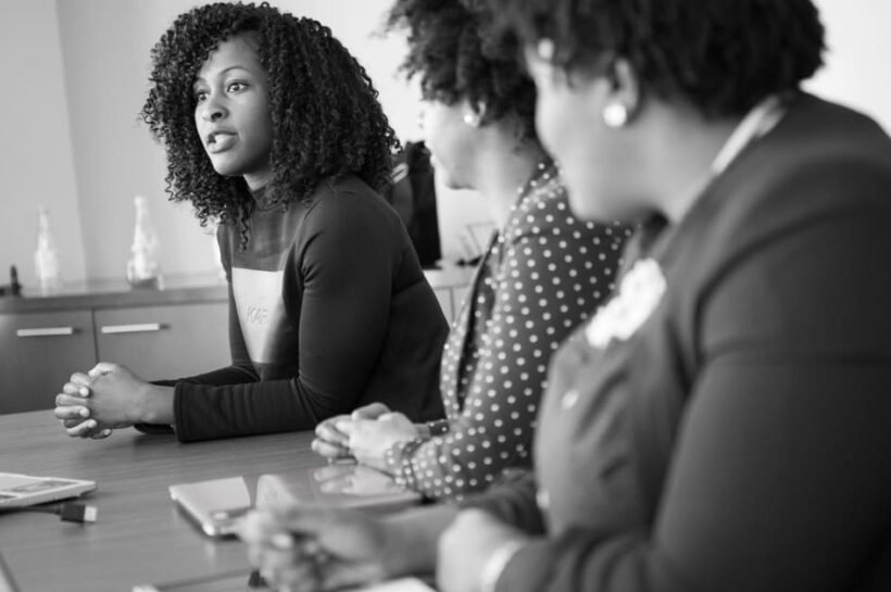 Profissionais conversam em uma reunião de trabalho