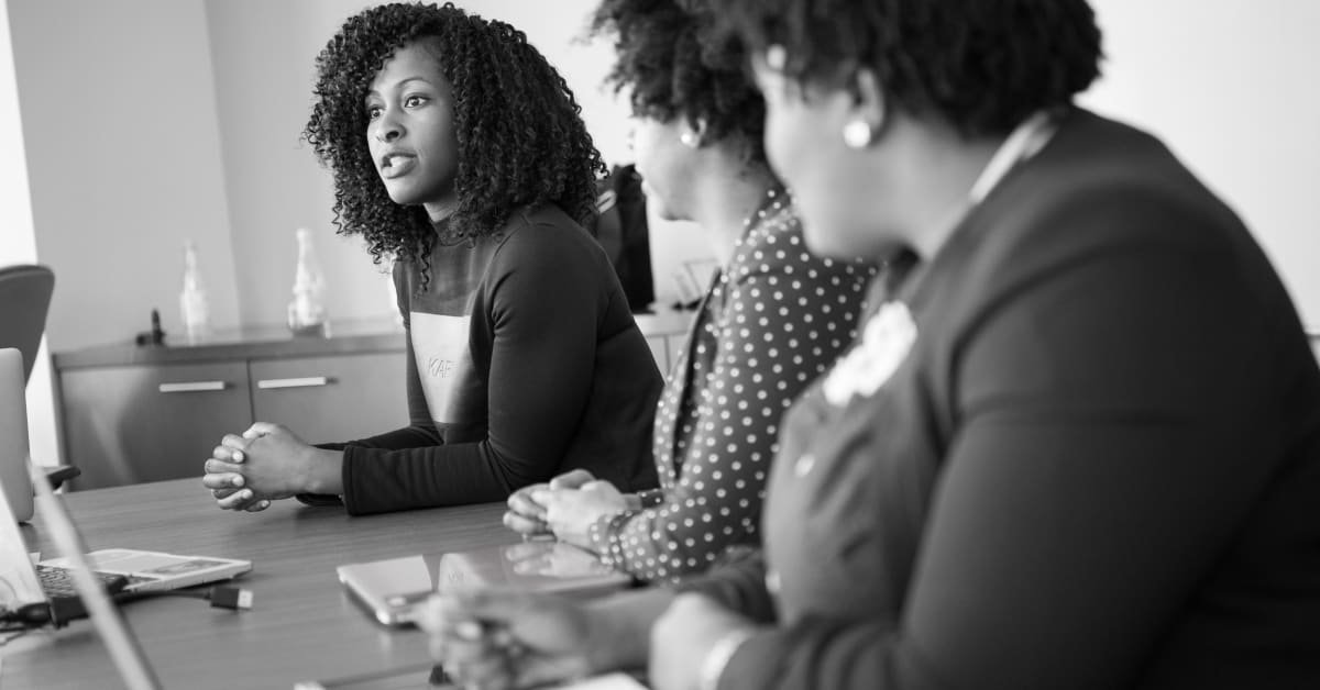 Profissionais conversam em uma reunião de trabalho