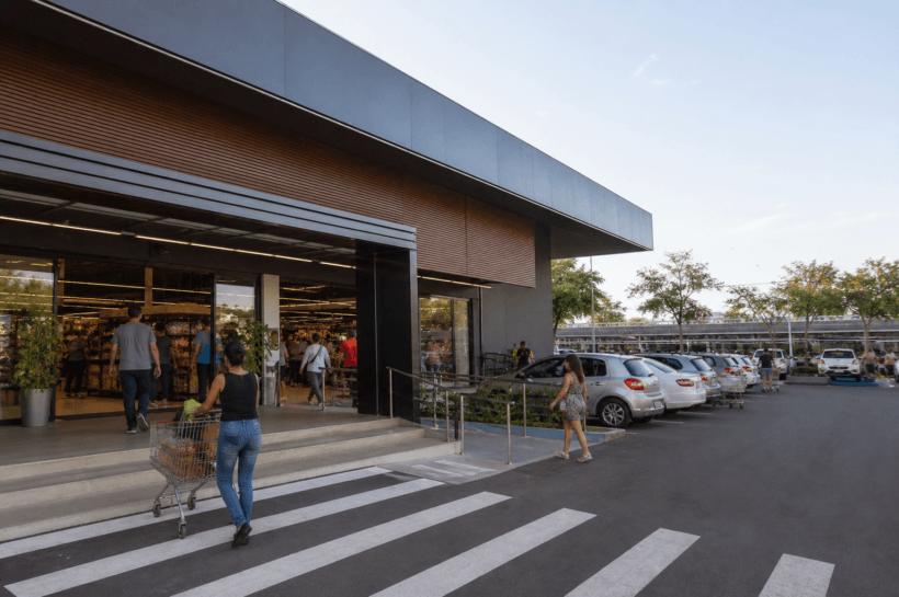 Carrefour vende lojas Grupo Pereira estratégia varejo