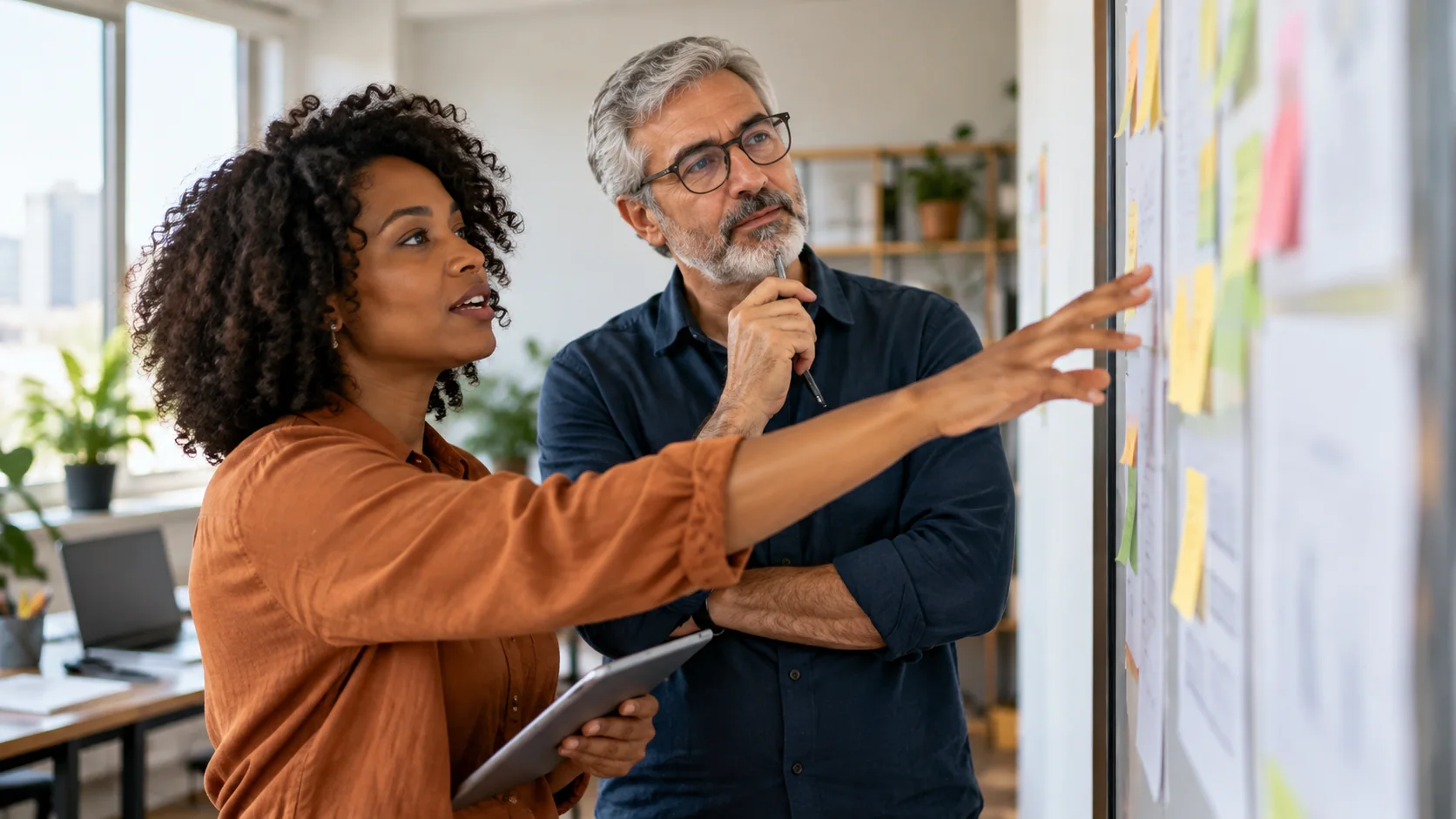 Empreendedores discutem a organização de um novo serviço.