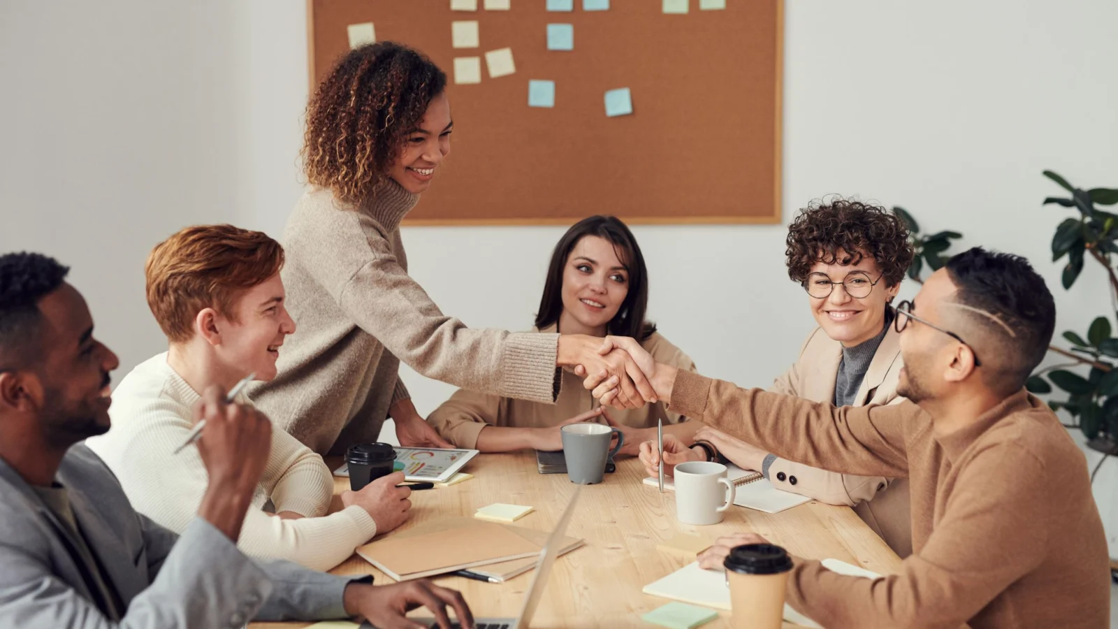 Equipe diversa de empreendedores conversando em reunião de planejamento e parcerias empresariais