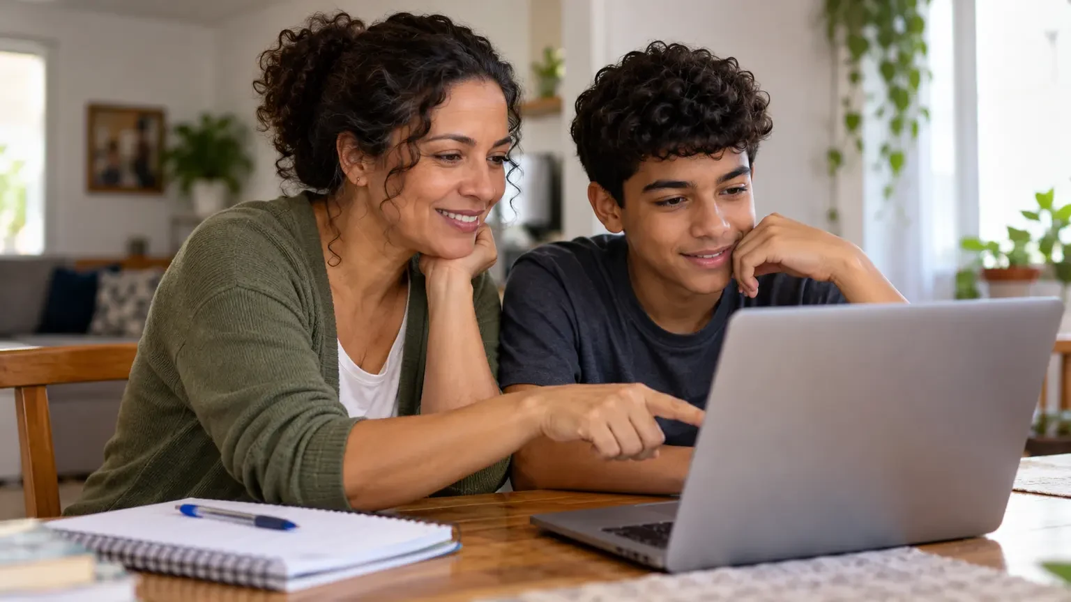 Imagem ilustrativa de uma família consultando informações no computador sobre o calendário do Bolsa Família 2026.