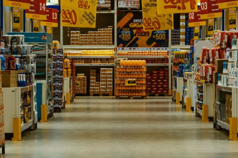 Promoções em supermercado brasileiro, com etiquetas e produtos nas prateleiras