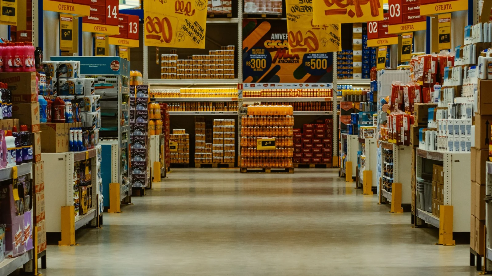 Promoções em supermercado brasileiro, com etiquetas e produtos nas prateleiras