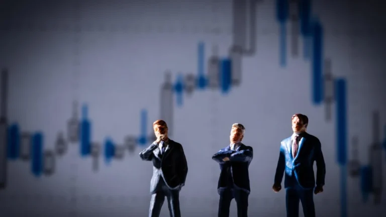 Profissionais em ambiente empresarial diante de gráficos econômicos